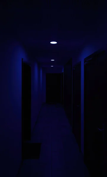 Μπλε διάδρομος με πολλαπλές πόρτες και φωτεινό σημείο στο ταβάνι — Φωτογραφία Αρχείου