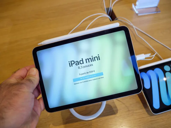 Holding from above at the new iPAd Mini pro tablet computer manufactured by Apple Computers — Foto de Stock