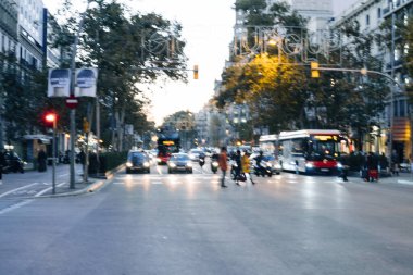 Yoğun bir caddede yürüyen isimsiz bir kalabalığın olduğu şehir hayatı.