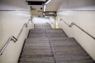 Metrodaki merdivenlerde hiç insan yoktu. Yeraltından kaçıyordu.