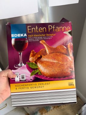 Pakette donmuş ördek tavası var. Edeka süpermarketinden Enten Pfanne.