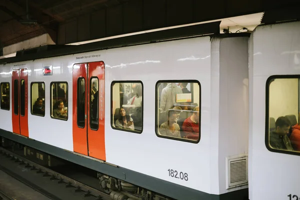 Siluetas de personas que viajan dentro del vagón del metro de Barcelona —  Fotos de Stock