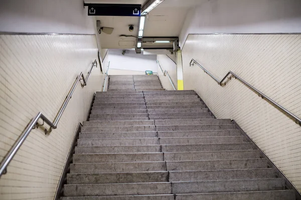 Escadaria do metrô sem passageiros no interior escapando do metrô — Fotografia de Stock