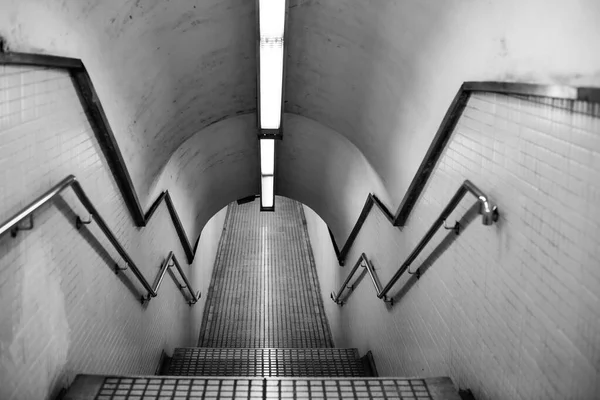 Estação subterrânea vazia no centro da cidade — Fotografia de Stock