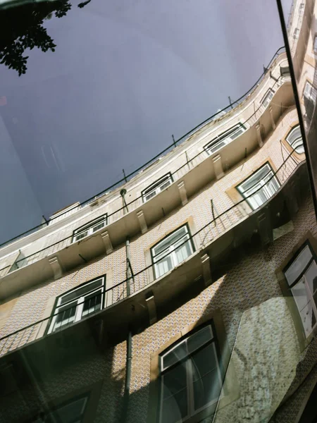 Reflectie van het appartementengebouw op de auto — Stockfoto