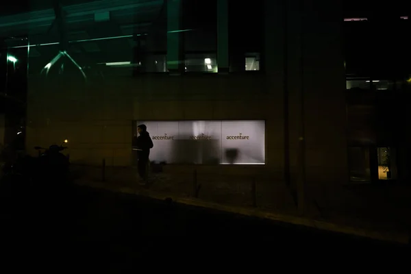 Silueta de hombre joven caminando cerca de la sede del acento en Lisboa por la noche — Foto de Stock