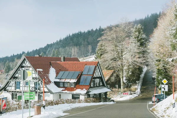 Bergstraße mit schönem großen deutschen Haus und Schwarzwald im Hintergrund — Stockfoto