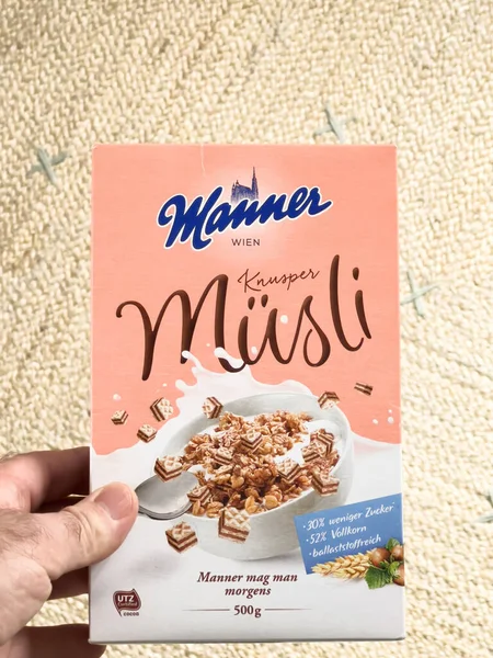 POV mužské ruce drží balíček s Manner Mueslie-snídaně chutné německé tradiční jídlo — Stock fotografie