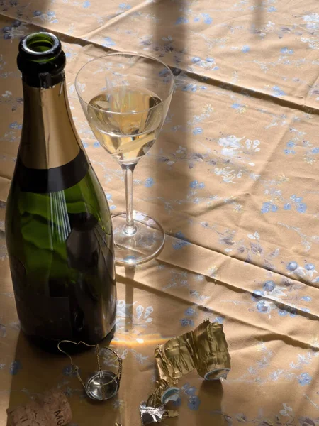 Різдвяний стіл з кришталевим шампанським і відкрите поруч пляшку під час Різдвяних новорічних свят. — стокове фото