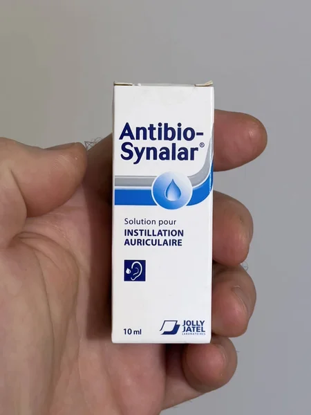 POV handhållen kartong paket med Antibio-synalar — Stockfoto