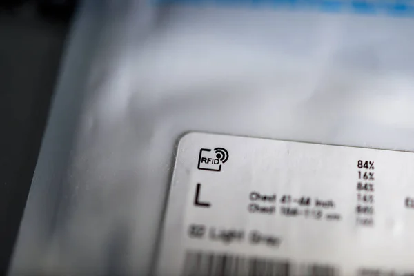 Acronyme RFID de étiquette d'identification par radiofréquence sur l'emballage des vêtements — Photo