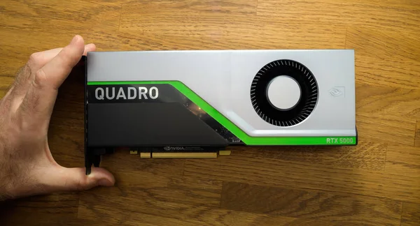 POV Όμορφα ανώτερα χέρια μηχανικών κρατώντας το νέο GPU Nvidia Quadro RTX RTX 5000 — Φωτογραφία Αρχείου