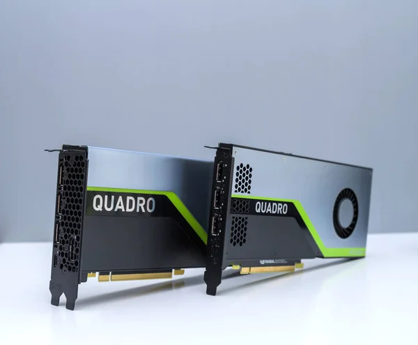 Hero object van twee nieuwe GPU Nvidia Quadro RTX 4000 RTX 5000 videokaarten — Stockfoto
