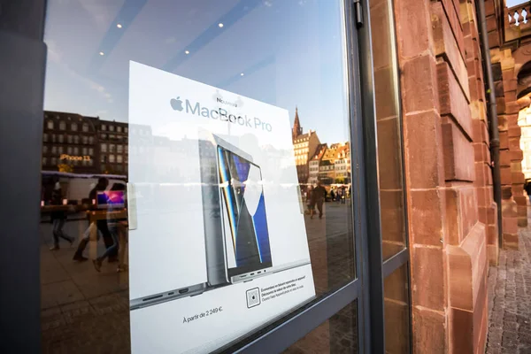 Pubblicità sulla vetrina di vetro del negozio Apple per il nuovo MacBook ridisegnato pro — Foto Stock
