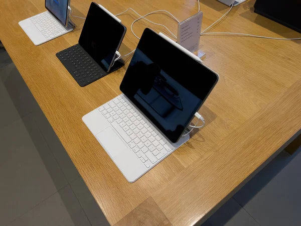 Nuevo iPad Pro y iPad Pro mini en pantalla sobre la mesa dentro de la tienda Apple Computers — Foto de Stock