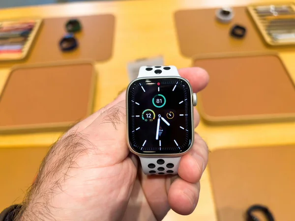 POV mužské ruce lidé drží nové nejnovější Apple Watch Series 7 — Stock fotografie