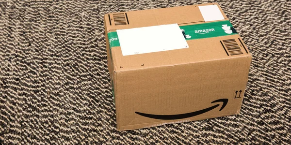Домашняя доставка Amazon Prime Cardboard с рождественской скотчем — стоковое фото