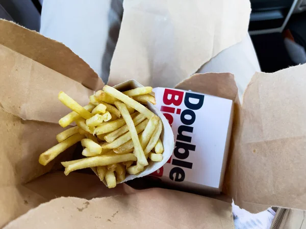 Sült krumpli és finom Double BigMac vásárolt Basel McDonalds étterem — Stock Fotó