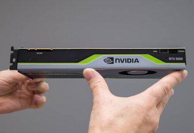 Kıdemli mühendis yeni GPU Nvidia Quadro RTX RTX 5000 'e bakıyor.