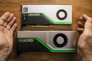 POV Güzel kıdemli mühendis iki yeni GPU Nvidia Quadro 'nun yanında ellerini uzattı