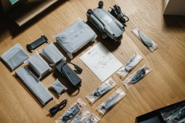 Yeni DJI Air 2 'nin insansız hava aracı. Cihazı çalıştırmadan önce telsiz koruyucuyu kaldırmak için basının dikkatine.