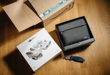 İçinde DJI Air 2 'nin İHA' sı olan Amazon Prime karton paketi.