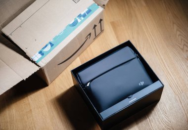 Yeni bir İHA Omuz Torbası 'nı açtıktan sonra DJI logosu olan lüks siyah kağıdın üzerinden görünüm