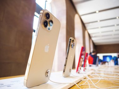 Apple Bilgisayarları yeni iPhone 13 Pro profesyonel telefon altın renkleri ile içeriyi depoluyor - Ham ve fahişelerin desteğiyle arka üç kamera