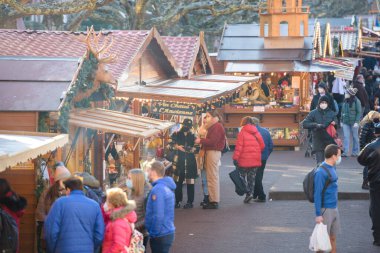 Soğuk bir günde, Strasbourg 'un merkezindeki Noel Pazarı' ndan alışveriş yapan insanların manzarası yükseldi.