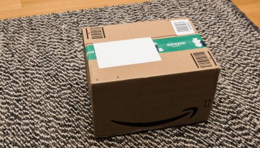 Eve teslim Amazon ana kartonundan Noel Kış tatili koli bandıyla