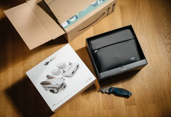 Amazon Prime cardboard parcel with DJI Air 2s Drone. — 图库照片