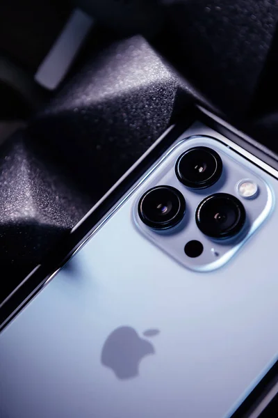 Nuova fotocamera tripla su iPhone 13 Pro Max Sierra Colore blu — Foto Stock