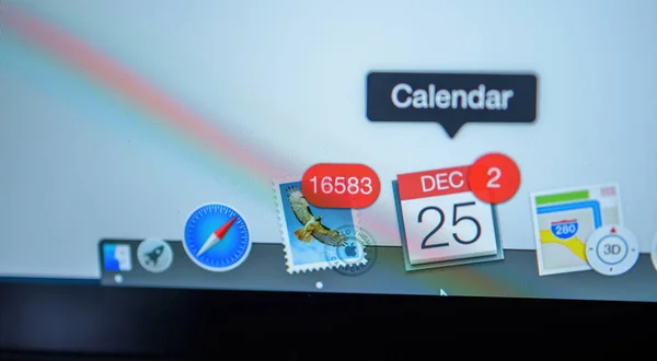 Kalendarz paska dokującego laptopa Apple Computers MacBook Pro — Zdjęcie stockowe