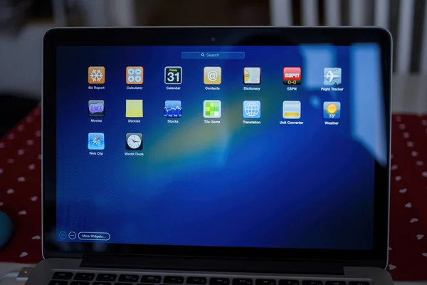 Più app sul display retina di macOS Yosemite Versione 10.10.5 versione software sul computer portatile Apple Computer MacBook Pro — Foto Stock
