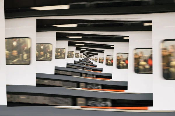 Siluetas metafóricas desenfocadas de personas que viajan dentro del vagón del metro de Barcelona — Foto de Stock