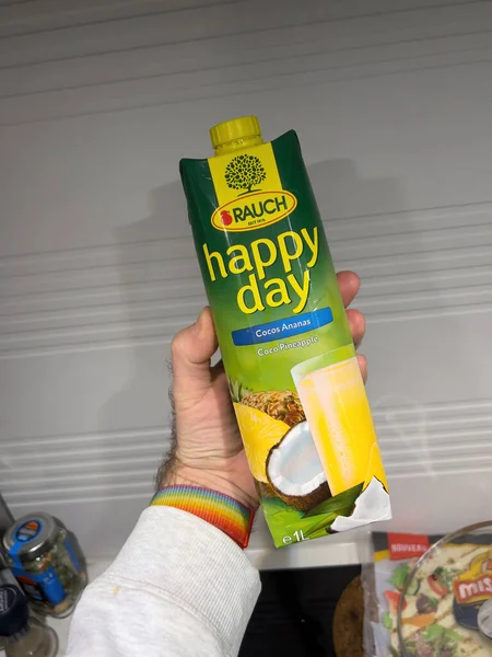POV paquete de mano masculina con jugo de Ananas de Coco Happy Day por Rauch — Foto de Stock