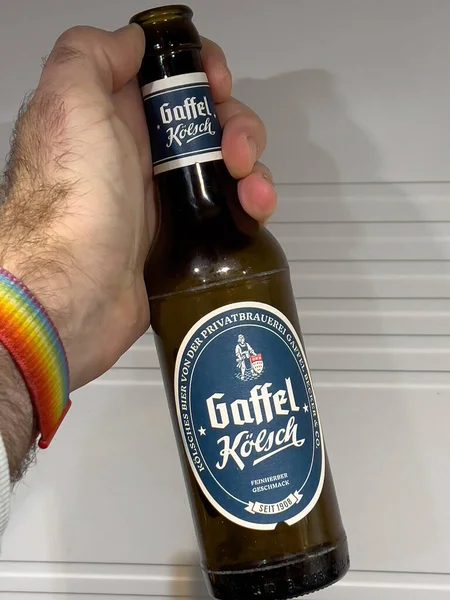 POV main mâle tenant bouteille de Gaffel Kolsch bière traditionnelle allemande — Photo