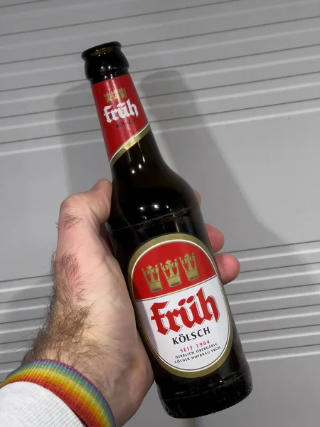POV männliche Hand hält Flasche Fruh Kolsch traditionelles deutsches Bier — Stockfoto