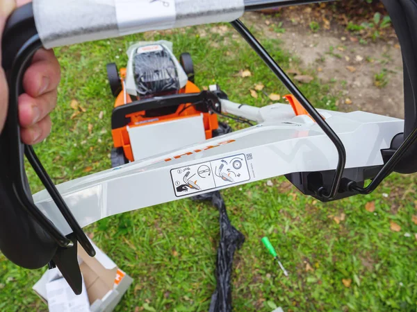 用锂离子电池操作的新型Stihl割草机的低角度视图 — 图库照片