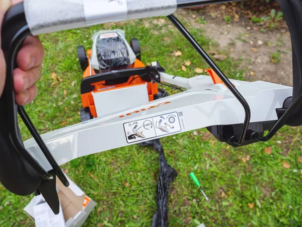 Low angle view van de nieuwe Stihl grasmaaier met li-ion accu 's — Stockfoto