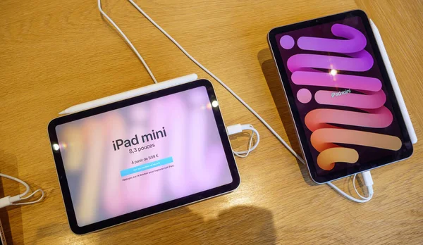 Nuovo iPad Mini visto all'interno di Apple Store con Apple Pencil collegato a pagamento — Foto Stock