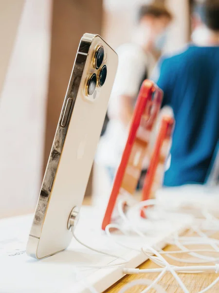 Apple Computers зберігає інтер'єр з рядком нових телефонів 13 Про професійні телефони золоті кольори - задню три камери з Raw і проривні підтримки — стокове фото