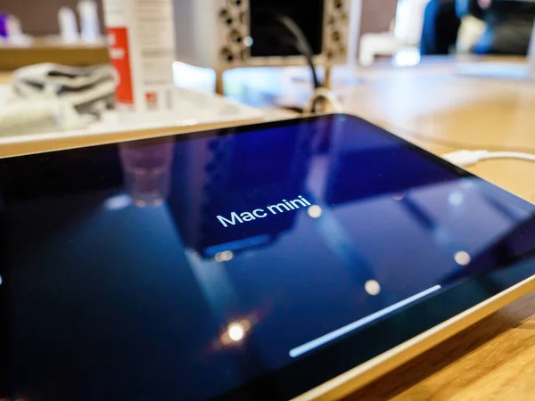애플 컴퓨터의 새로운 프로페셔널 태블릿에 있는 맥 미니 비문 — 스톡 사진