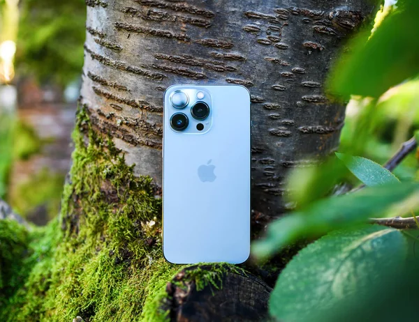 Vooraanzicht van nieuwe triple camera op de iPhone 13 Pro professionele smartphone — Stockfoto