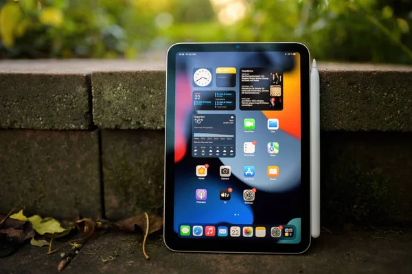 Yeni Apple Bilgisayarları iPad Mini stil kompakt tasarım tabletinin ön görünümü — Stok fotoğraf