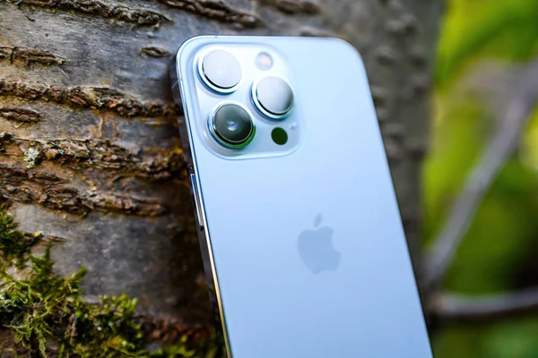 Apple ComputerによってiPhone 13 Proプロのスマートフォン上の新しいトリプルカメラのクローズアップマクロショット — ストック写真