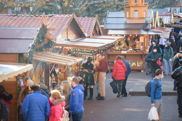 Піднятий погляд на людей, які купують товари на Різдвяному ринку в центрі Страсбурга в холодний день. — стокове фото