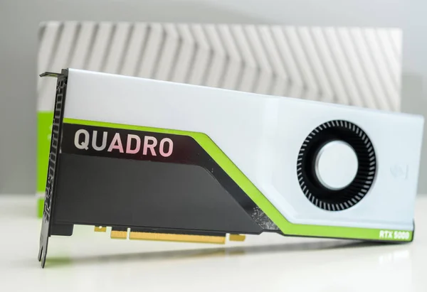 Ero έργο του νέου GPU Nvidia Quadro RTX 5000 κάρτα βίντεο gpu με βάση τη μικροαρχιτεκτονική Turing, και διαθέτει σε πραγματικό χρόνο εντοπισμού ακτίνων — Φωτογραφία Αρχείου