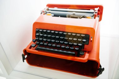 Klasik Olivetti Valentine daktilosunun ön görüntüsü