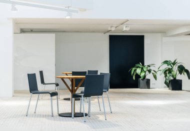 İş tablosuyla birlikte boş modern jenerik iç mimari